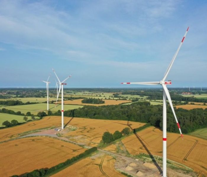 Reihen sich ein: die beiden Anlagen des Windpark Bliestorf. (Foto: GP JOULE)