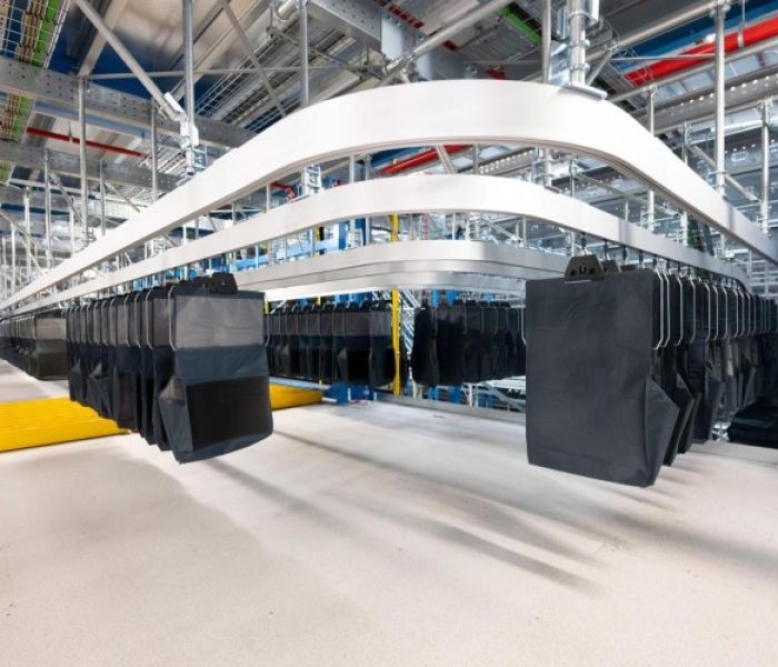 Dematic  implementiert Taschensortiersystem (Foto: KNUD DOBBERKE)