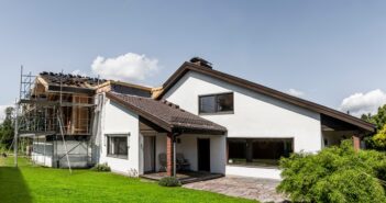 Internetanbindung beim Hausbau strategisch vorbereiten (Foto: AdobeStock - by-studio - 420514762)