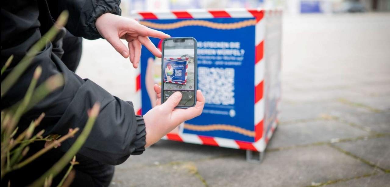 Neuer Stadtwürfel mit QR-Code informiert über Wulsdorfer Mitte (Foto: Magistratspressestelle. Arnd Hartmann)